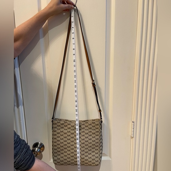 Michael Kors Jet Set, Messenger, Crossbody Bag - Picture 5 of 16